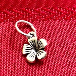 5/$10❤️❤️❤️NEW TIBETAN SILVER FLOWER CHARM PENDANT